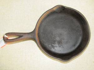 lot 49 image: VINTAGE WAGNER WARE SIDNEY -0- 1053T CAST IRON COOKWARE FRYING PAN 7 DIAMETER