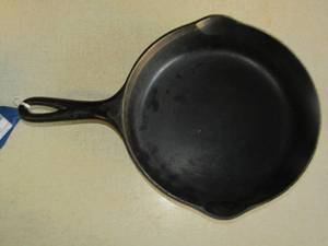 lot 33 image: Wagner cast iron Sidney 9