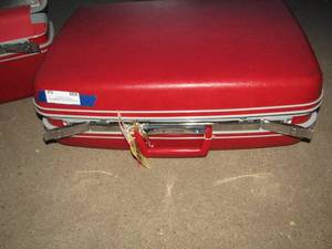 lot 64 image: Samsonite suitcase and trainmakeup bag RED