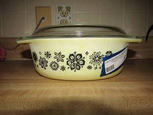 lot 57 image: 1.5 qt. #22 Corning wear with lid