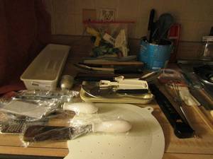 lot 115 image: Kitchen lot- utensils, measuring cups, spoons and more