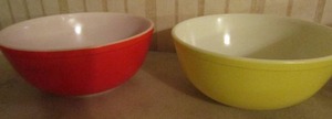 lot 26 image: Pyrex mixing bowls LARGE 1 red and 1 yellow