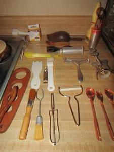 lot 110 image: Assorted kitchen utensils