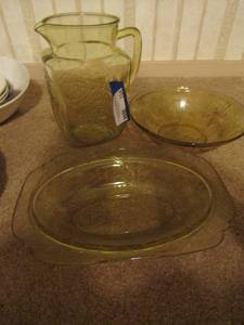 lot 154 image: Green DEPRESSION GLASS -  PITCHER ROUND BOWL & RETANGLE SHALLOW BOWL