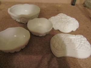 lot 156 image: Milk Glass  3 bowls and 2 CandyNut Dish