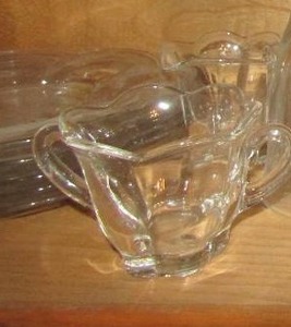 lot 141 image: Creamer & sugar plus 5 clear glass saucers