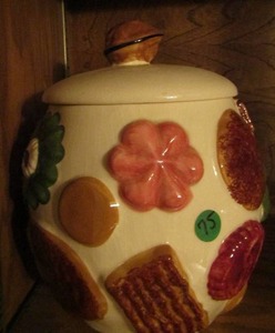 lot 59 image: Shawnee Vintage cookie jar with lid 9 12