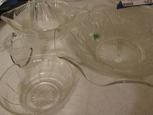 lot 162 image: CLEAR GLASS LOT - JUICER, SMALL BOWL, Floral bowl, SMALL PAIL