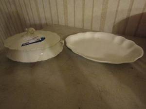 lot 159 image: HOMER LAUGHLIN  12 platter and soup tureen