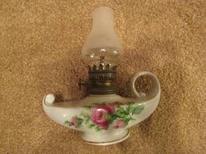 lot 220 image: Thomas oil lamp  & 4 decorative wall plates