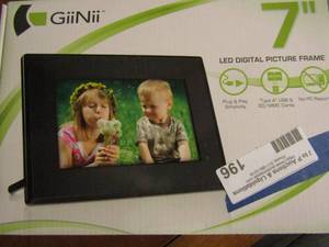 lot 196 image: GiiNii 7 digital photo frame