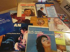 lot 195 image: Records- Proud Mary, Roy Comiff, Porter Wagoner and more