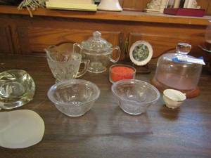 lot 185 image: Cream & sugar and cat candle holder