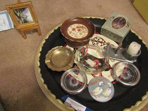 lot 188 image: KOFFEE 23 METAL wall plate, Assorted ash trays and gold pic on stand