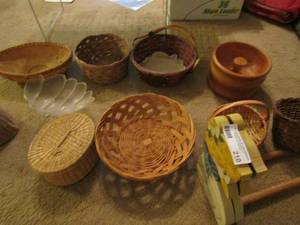 lot 210 image: Lot of wicker baskets plus mother goose book ends