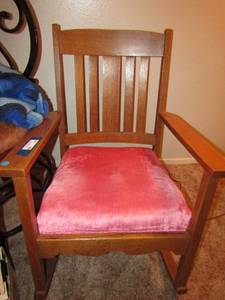lot 25 image: Vintage wooden rocker pink padded seat 33 tall- NOTE THERE IS ONLY 1