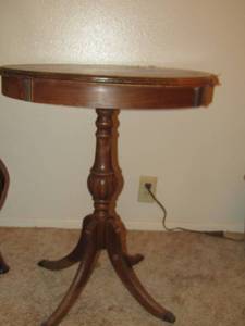 lot 15 image: Wood oval side table with claw feet 27x18