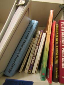 lot 326 image: BOOKS ON FLEA MARKETS FINDS, & COLLECTOR  REFERENCE ITEMS