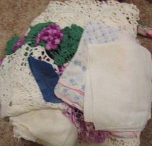 lot 270 image: Lot of doilies