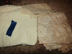 lot 252 image: Lace table cloth & white cloth