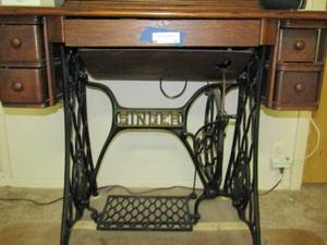 lot 9 image: Vintage Singer sewing machine with foot peddle 5 storage drawers, IT WORKS