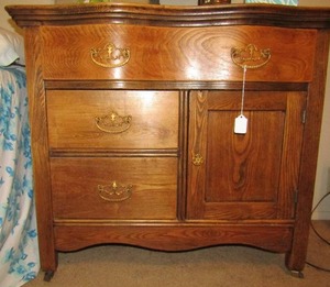 lot 20 image: ANTIQUE OAK  WASH STAND W  3 drawer 1 door used as a  bedside table 28x32x19