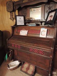 lot 10 image: Reed Organ  made by Farron Organ Co.1903,  shelf on top 27 Total Ht  79x47x22  IT WORKS