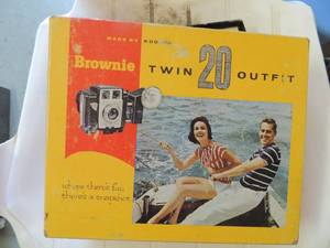 lot 280 image: Brownie 20 outfit flash camera IN ORIGINAL BOX