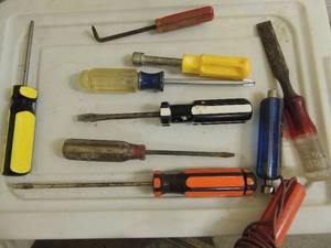 lot 320 image: Bucket of screw drivers