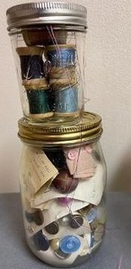 lot 129 image: 2 JARS 1 WITH Vintage BUTTONS & 1 WITH WOODEN SPOOLS OF THREAD