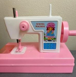 lot 116 image: STRAWBERRY SHORTCAKE Sewing Machine Battery Operated