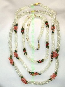 lot 33 image: Vintage glass bead