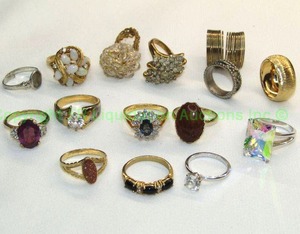 lot 69 image: Fashion rings