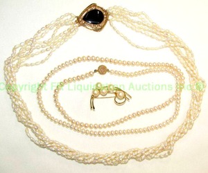 lot 88 image: Pearl necklace