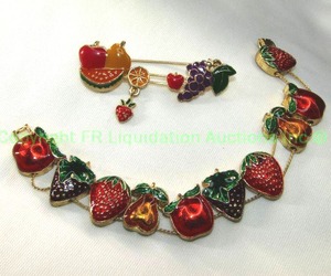 lot 105 image: Vintage retro enamel