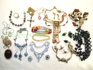 lot 183 image: Assorted glass, crystal and rhinestone