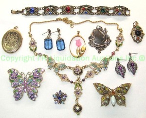 lot 196 image: Antique style jewelry