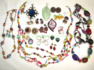 lot 206 image: Glass jewelry