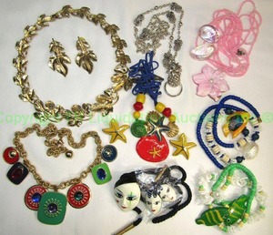 lot 207 image: Unusual jewelry