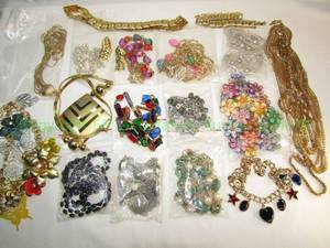 lot 215 image: Jewelry