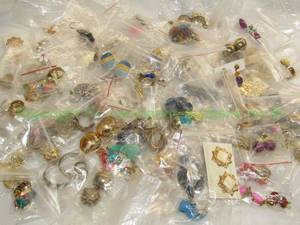 lot 223 image: Vintage & Retro assorted earrings