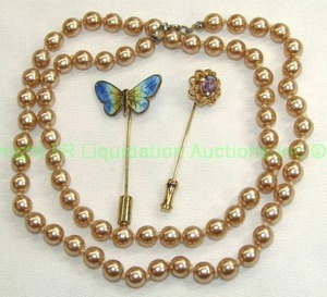 lot 241 image: Jewelry