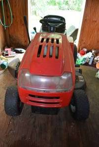 lot 1 image: Huskee Quick Cut 17.5 HP, Has flat tire and battery charge Didnt start with Key Battery is dead
