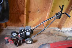 lot 48 image: Briggs & Stratton 3.0HP Edger