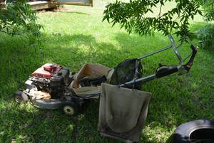 lot 16 image: Honda Mower HR 21-5 (Looks like it needs parts)