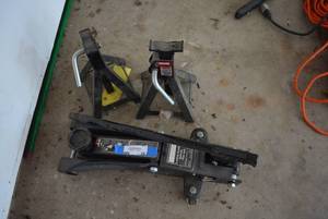 lot 26 image: 2 14 Ton Hydraulic Floor Jack, Pair of Craftsman Jack Stands