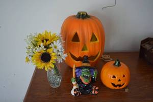 lot 37 image: Lighted Pumpkin, Halloween Tea Light Holders and Vase with Daisies and Sunflowers