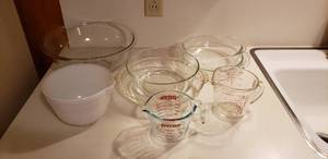 lot 66 image: Pyrex Dishes Bowls, Pie Plate and Measuring Cups