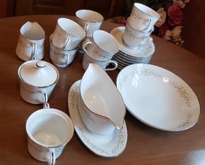 lot 81 image: China Set, White with Yellow Flower Pattern