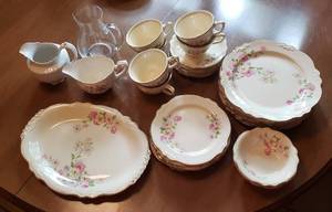 lot 85 image: Yellow Dish Set with Pink Flowers